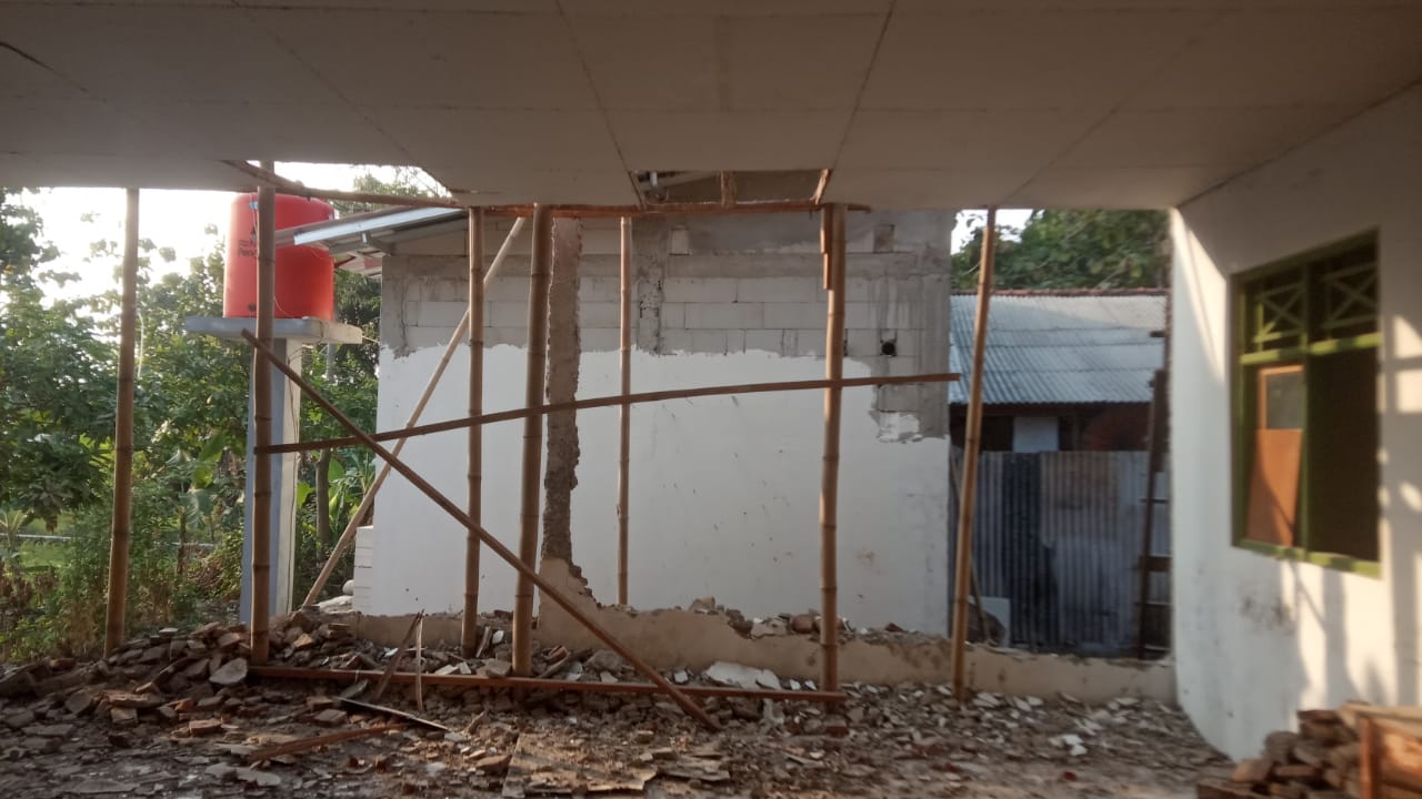 Area dalam gedung yang sedang direhabilitasi