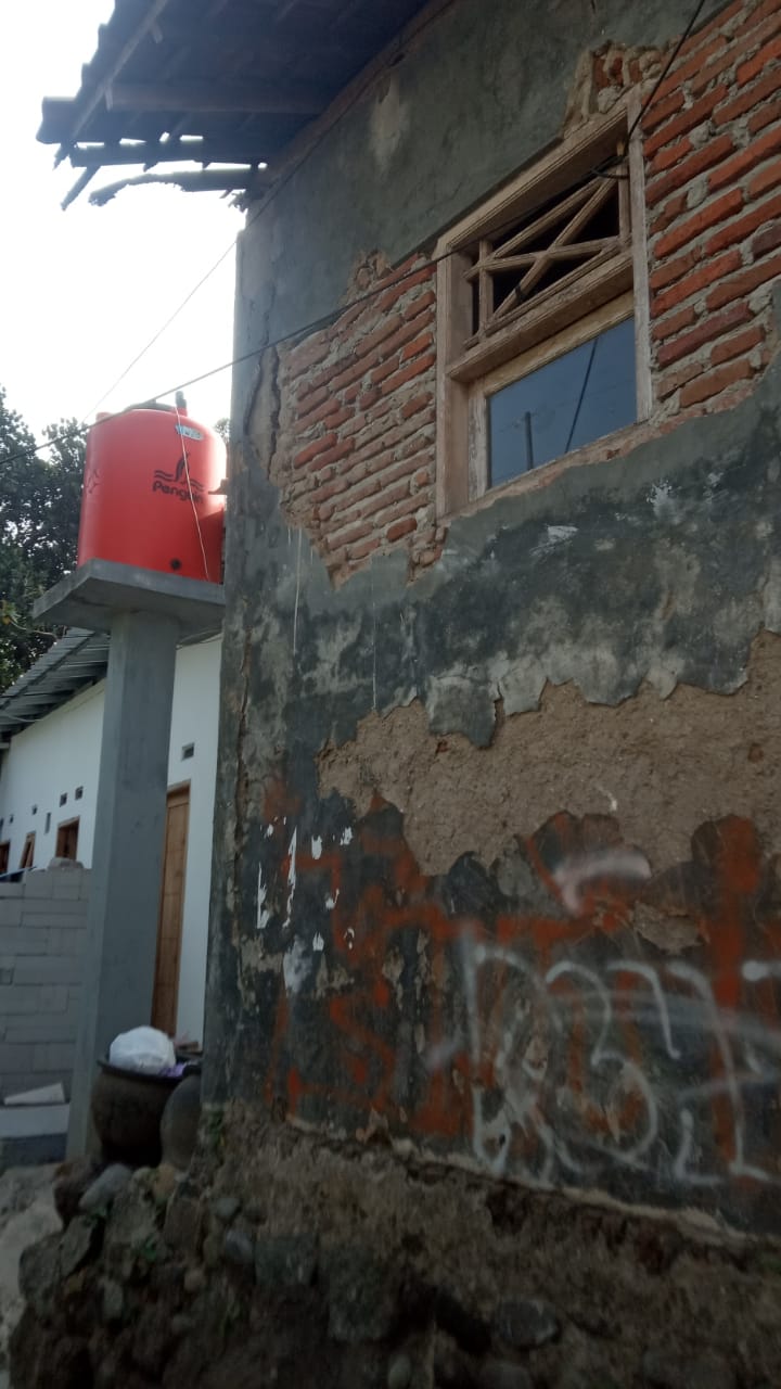 Dinding bangunan yang membutuhkan perbaikan