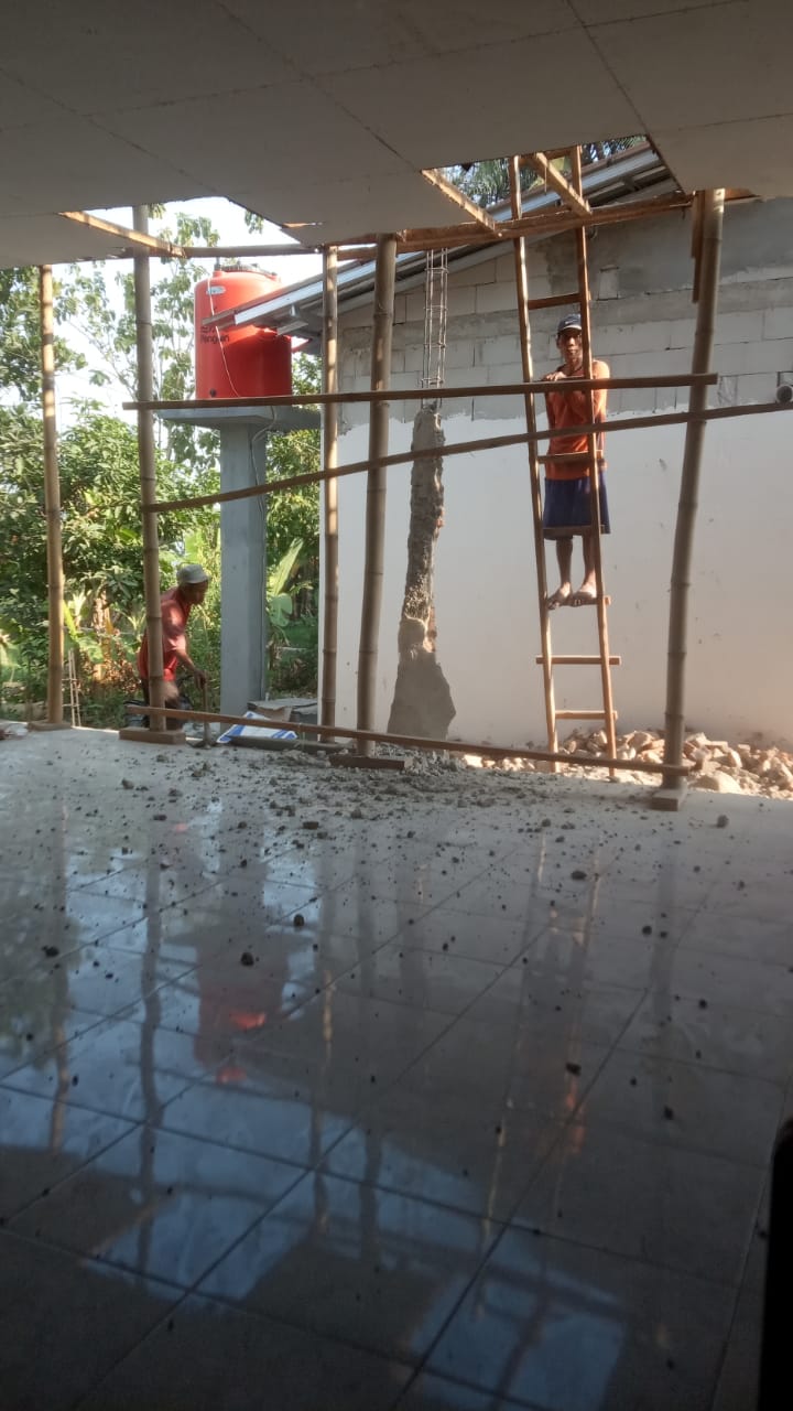 Pekerja melakukan rehabilitasi bagian atap dan plafon